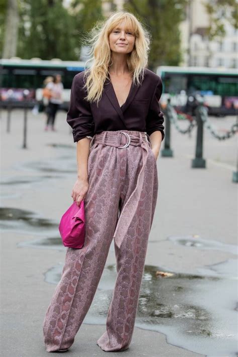 Mestský outfit s bielym tričkom a doplnkami
