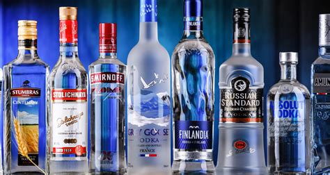 Rôzne fľaše slovenskej vodky na drevenom stole