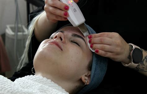 Kozmetické služby: čistenie pleti, líčenie, permanentný make-up