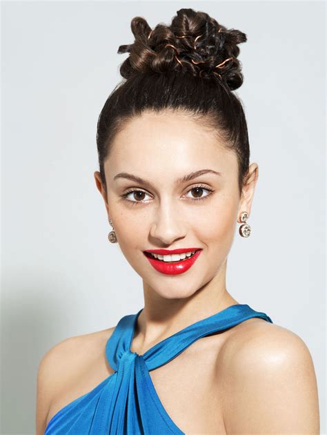 Žena s elegantným bočným drdolom