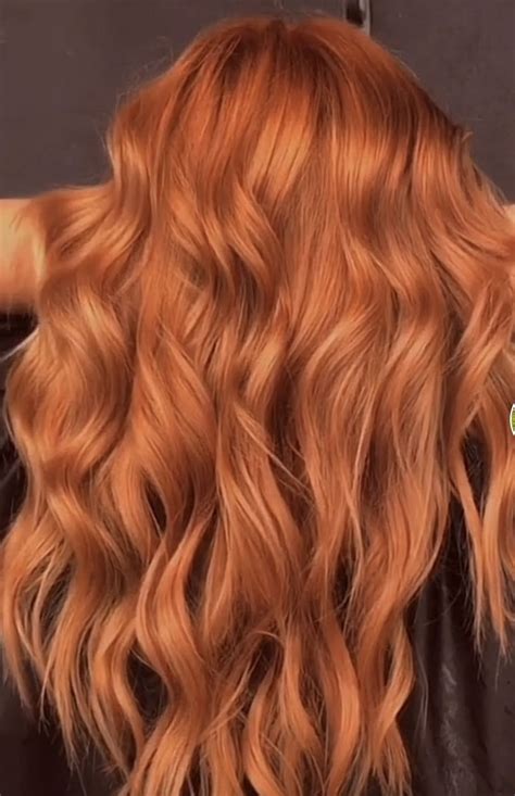 Modelka s vlasmi v odtieni Apricot Copper
