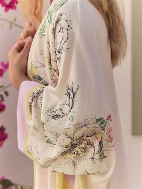 Hodvábne kimono s kvetinovým vzorom