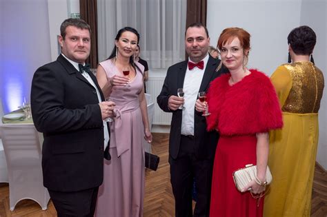 Mladí ľudia v slávnostnom oblečení na stužkovej slávnosti