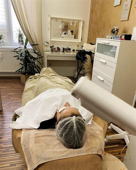 Žena relaxujúca počas masáže tváre v kozmetickom salóne