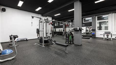 Moderné fitness štúdio s kardio zónou a posilňovacími strojmi