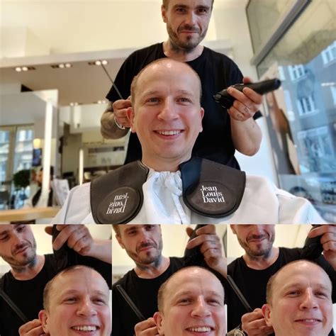 Barber precízne strihá vlasy mladému zákazníkovi