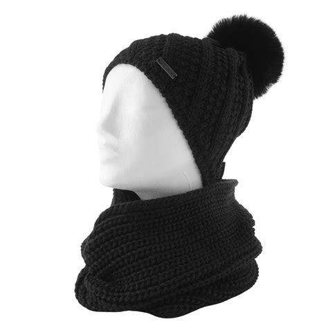 pletená detská čiapka s brmbolcom a zaväzovaním