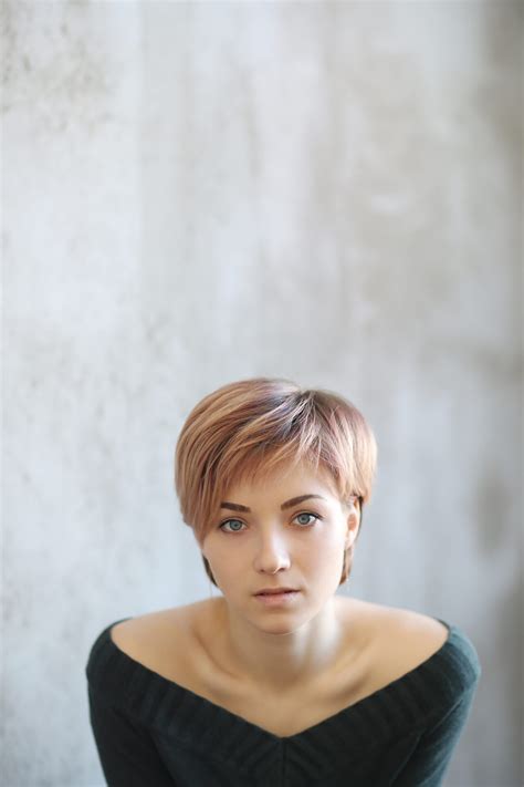 Žena s krátkym účesom Pixie s ofinou