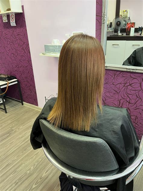 proces žehlenia vlasov pri aplikácii keratínu