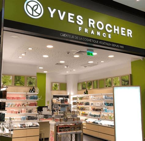 fľaštička detoxikačného šampónu Yves Rocher na kúpeľňovej poličke