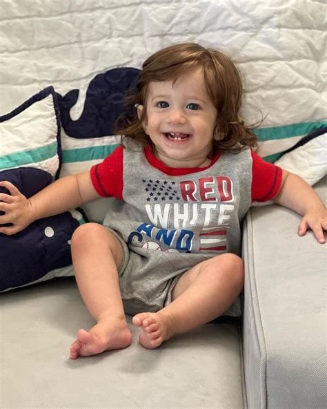 Usmievavé dieťa po ostrihaní