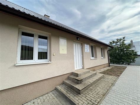 Exteriér kaderníckeho salónu alebo budovy v typickej slovenskej obci