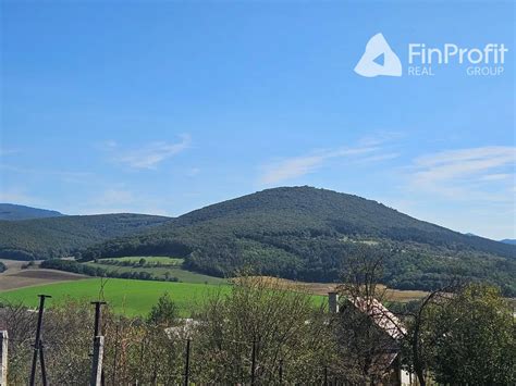 fľaštička pivného šampónu Manufaktúra v prírodnom prostredí