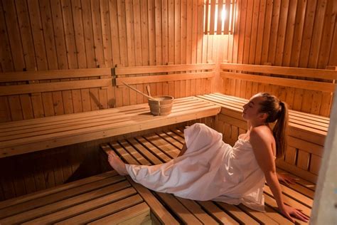 Osoba relaxujúca v saune