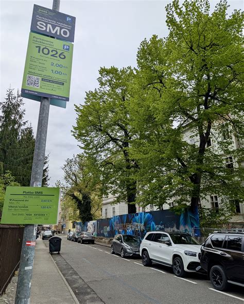 Žena pri kaderníckom kresle počas úpravy vlasov