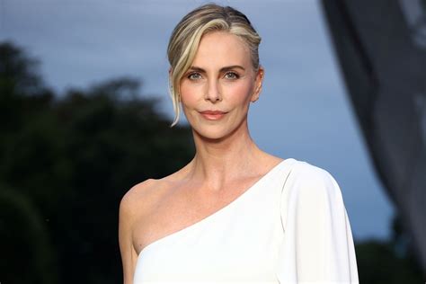 Charlize Theron s blond vlasmi a s tmavou ofinou