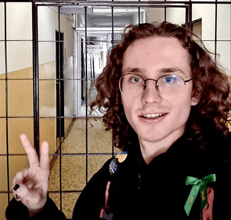 Študent s notebookom a symbolom podnikania