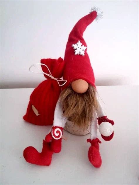 hotoví vianoční škriatkovia v interiéri