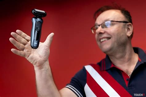 Muž holiaci si hlavu elektrickým strojčekom