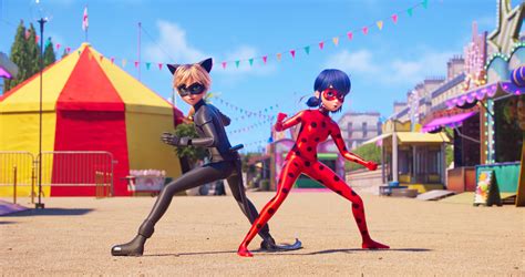 hlavné postavy seriálu Ladybug a Cat Noir v akcii