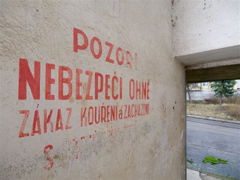 Varovný nápis s preškrtnutým kaderníctvom