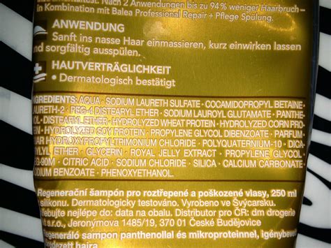 Infografika porovnávajúca šampóny so silikónmi a bez silikónov