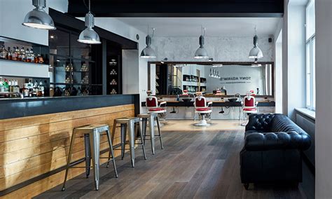 interiér moderného barbershopu s kreslom