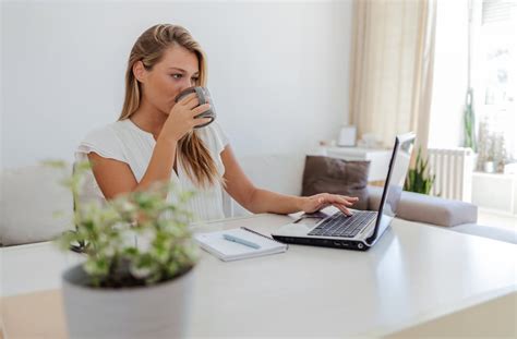 Žena v hodvábnom ružovom župane relaxujúca s kávou