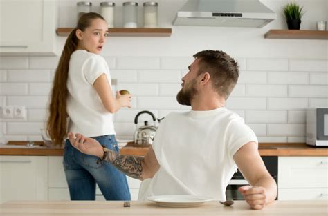 muž a žena pri rannej hygiene a holení