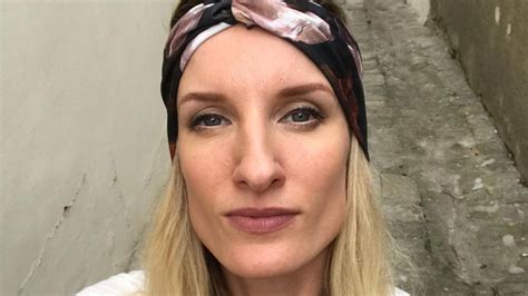 Žena s oválnou tvárou a elegantným pixie strihom