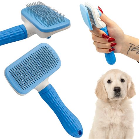 Štetec a hrebeň na česanie srsti psa
