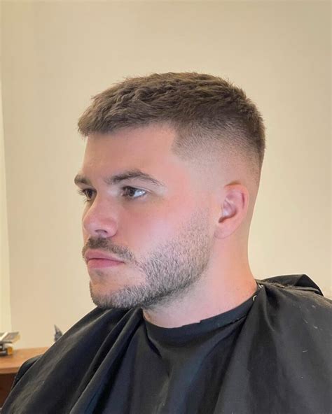 Rozdiel medzi Buzz Cut a Crew Cut