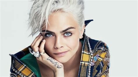 ikonické celebrity s blond vlasmi a výrazným tmavým obočím