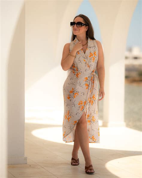 Žena v mini šatách nad kolená s nude lodičkami