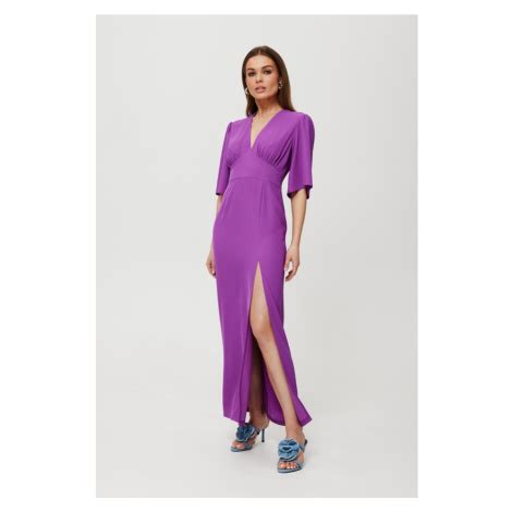 Žena v dlhých maxi šatách s vysokým pásom