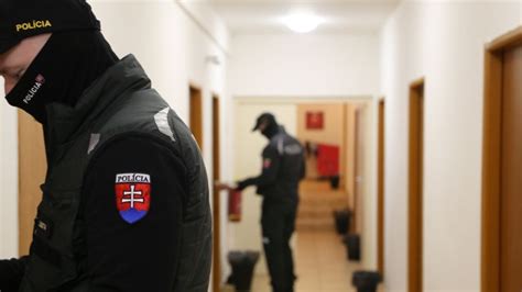 Muž, žena a dieťa v kaderníckom kresle