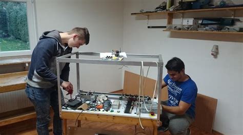 študenti pri prezentácii inovačných projektov