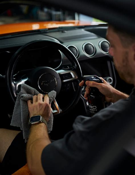 Čistenie auta pomocou pančuchy