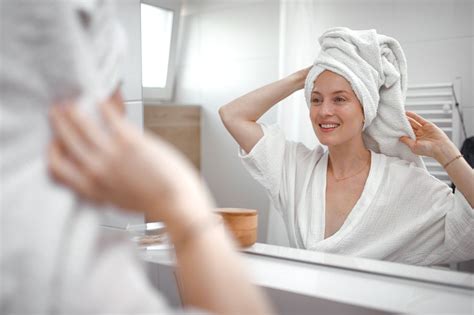 Žena si nanáša vyživujúcu masku na vlasy