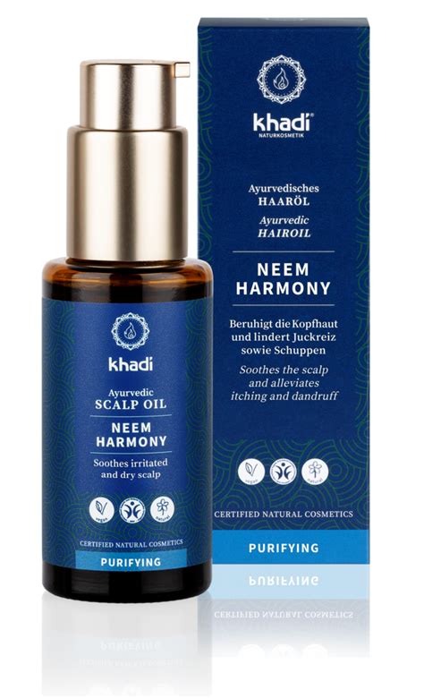 Žena si vmasíruje Khadi vlasový olej do vlasov