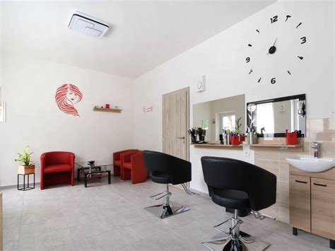 Pohľad na moderné kaderníctvo s profesionálnym vybavením