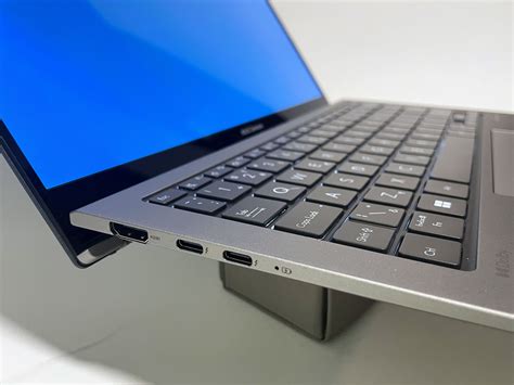 ukážka rôznych portov na notebooku