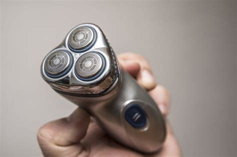 Moderný holiaci strojček s vymeniteľnými hlavicami