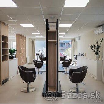 spokojná zákazníčka v modernom kaderníckom salóne