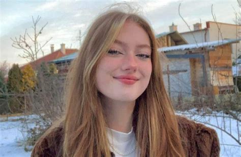 dievča s blond vlasmi