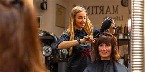 Rôzne techniky farbenia vlasov pre mužov: melír, balayage, celoplošné farbenie