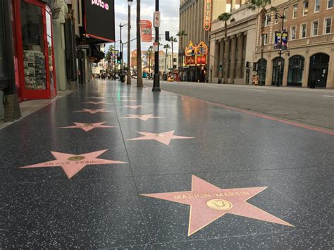 pohľad na Hollywoodsky chodník slávy s hviezdami