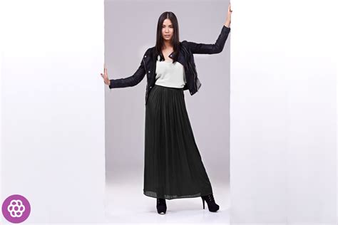 Žena v elegantnej dlhej maxi sukni
