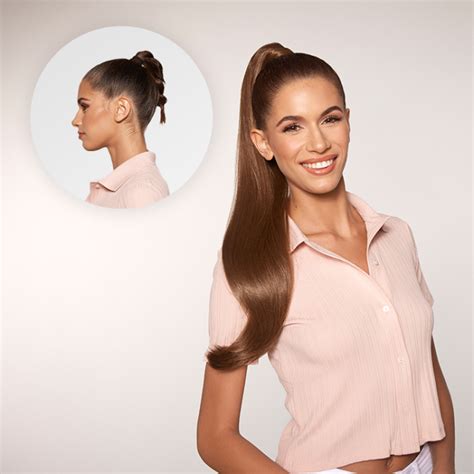 Detailný záber na elegantný rovný cop pripevnený k vlasom