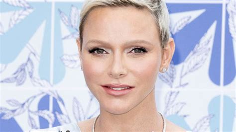 Žena s krátkymi melírovanými vlasmi